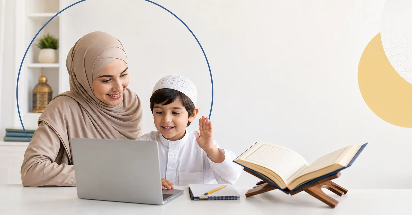 أم وطفل يتعلمان القرآن والعربية في حصة مباشرة أونلاين