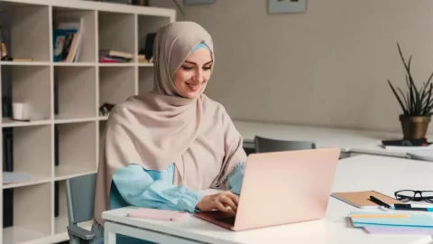 معلمة تقدم درسًا مباشرًا عبر الإنترنت